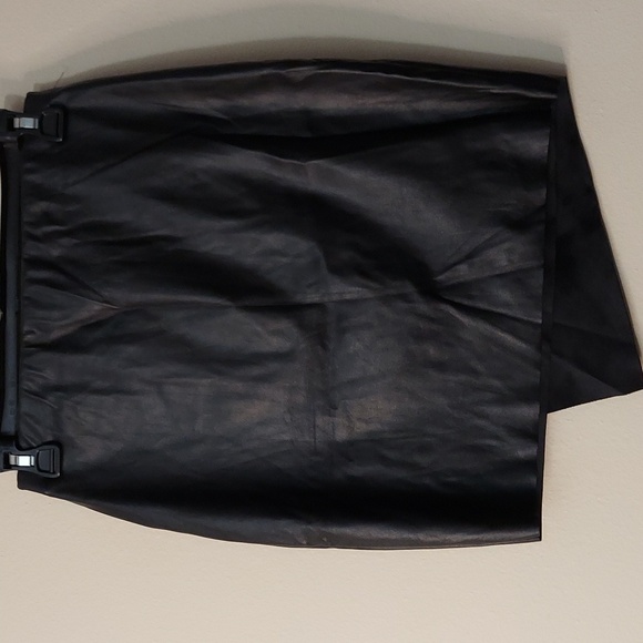 BOOHOO BLK LEATHER SKIRT - Picture 2 of 3